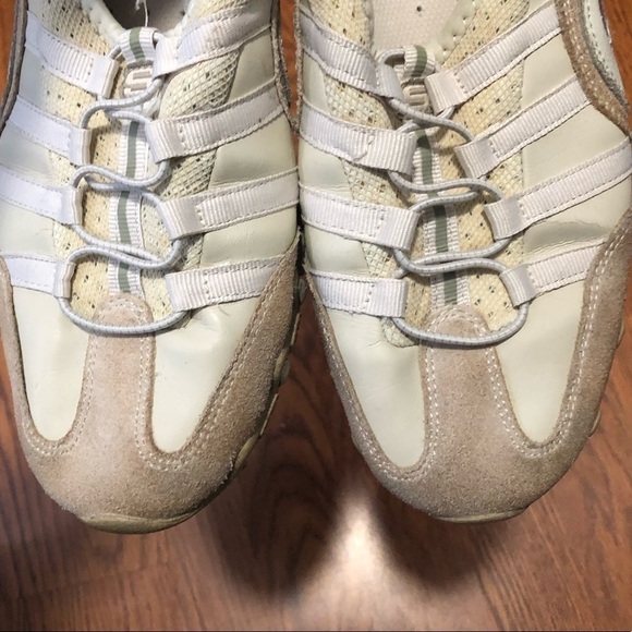 Sketchers size 10 leather shoes. Slip on super comfortable - Picture 6 of 12